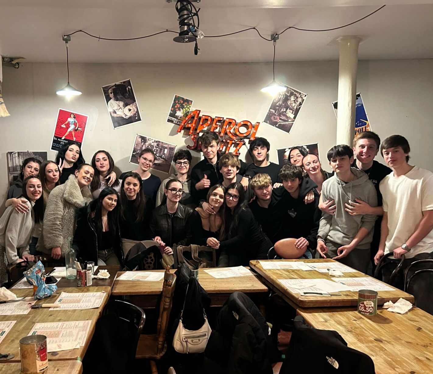 Grupo grande de estudiantes de curso escolar reunidos en una cena