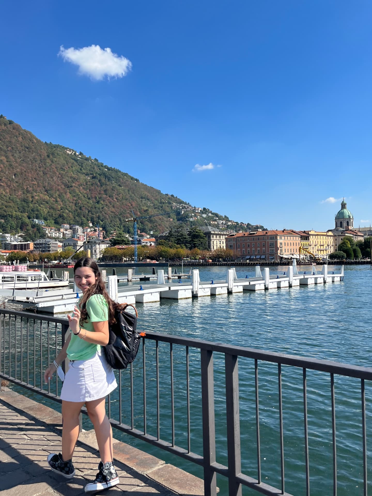 Estudiante de curso escolar en Italia paseando junto al lago de Como