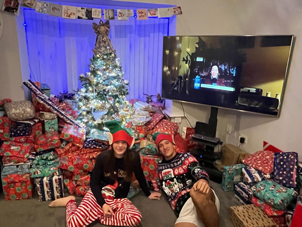 Estudiante celebrando la Navidad en casa de su familia anfitriona