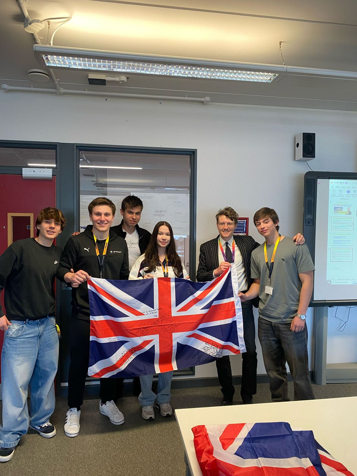 Estudiantes internacionales con la bandera británica en su instituto de Inglaterra