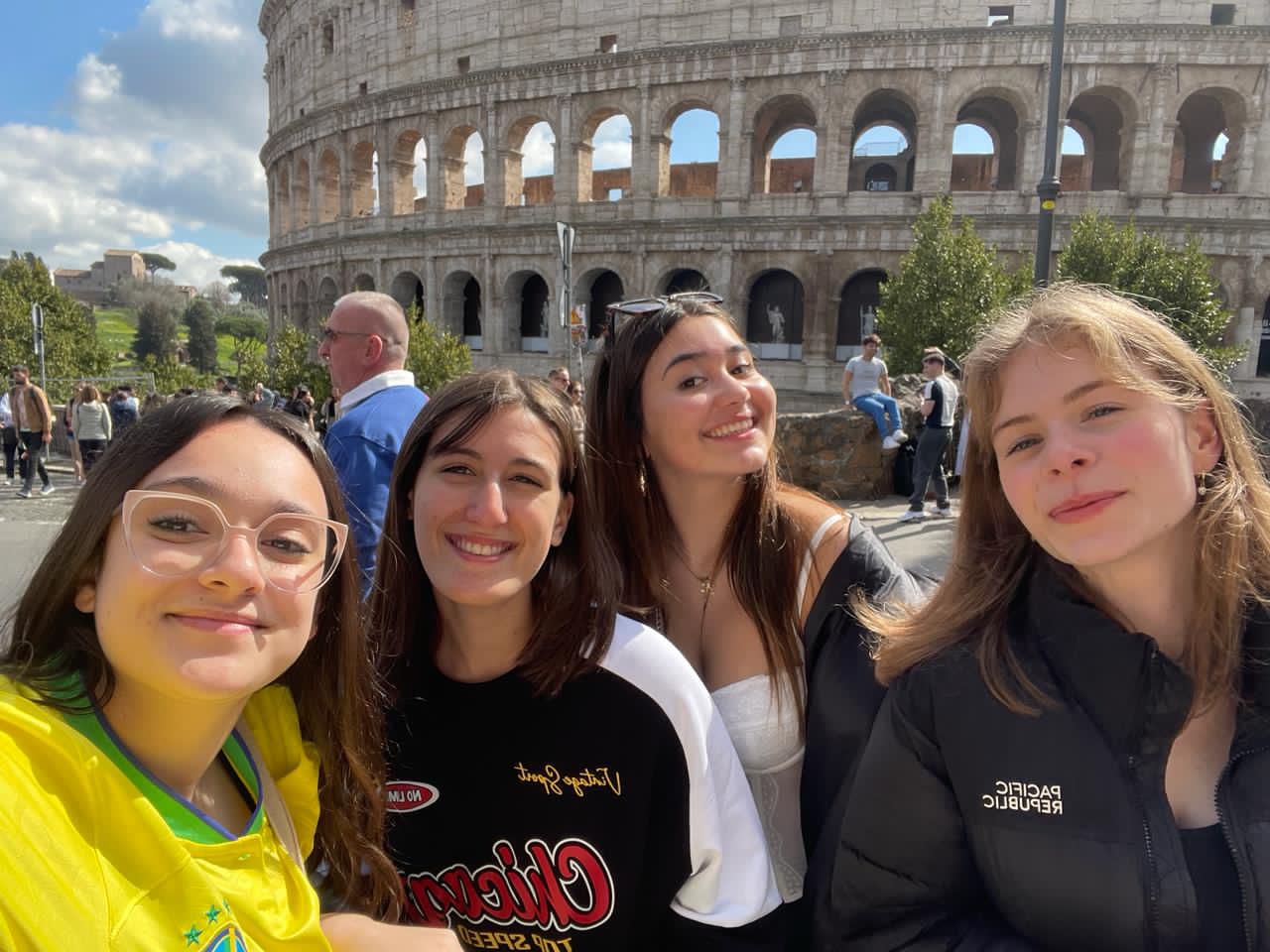 Estudiantes de intercambio frente al Coliseo de Roma