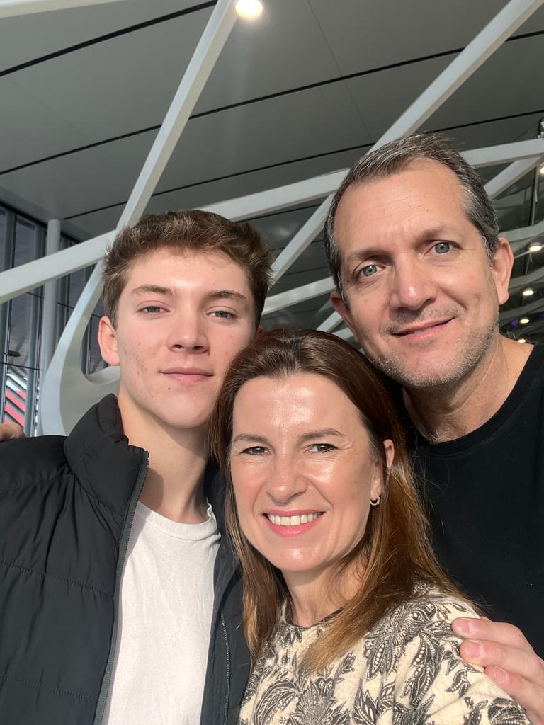 Familia anfitriona recibiendo a una estudiante en el aeropuerto